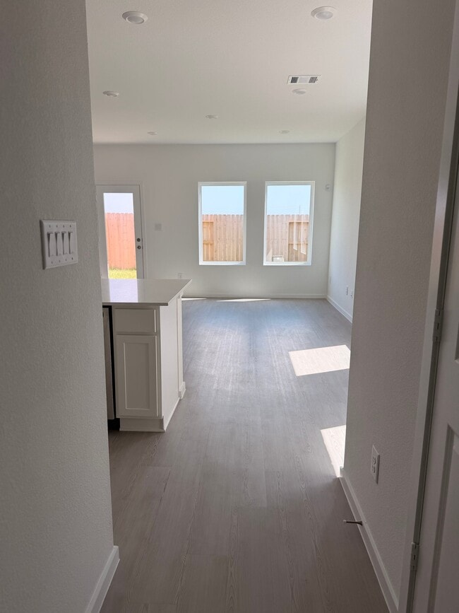 Building Photo - 2148 Salinas Dr