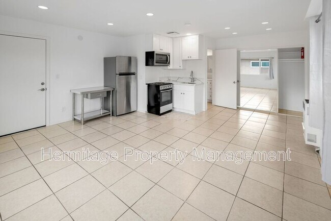 Foto del edificio - 328 E Balboa Blvd