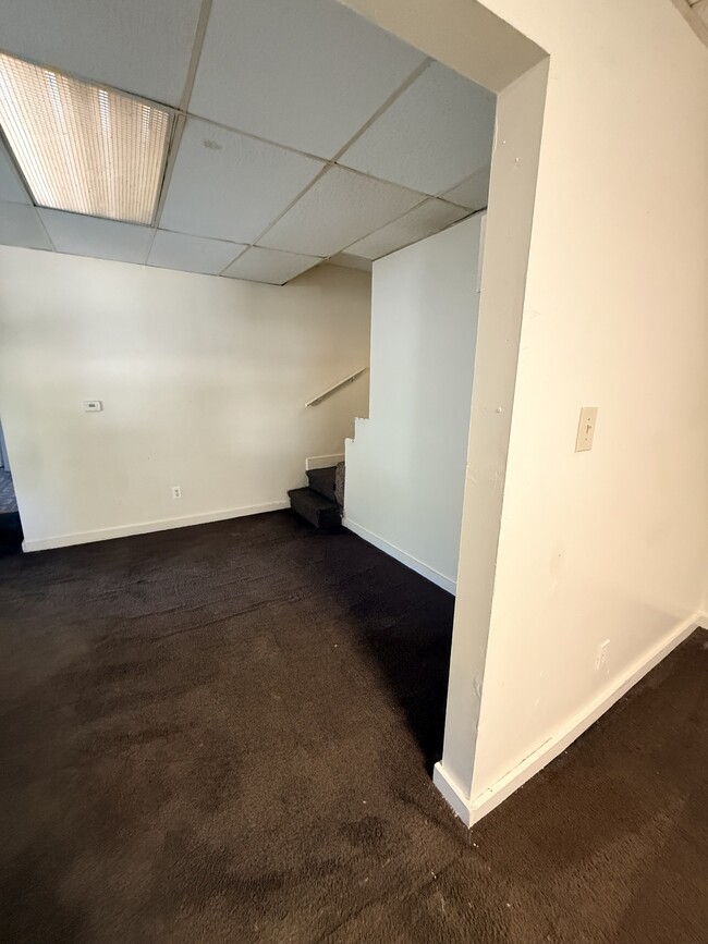 Building Photo - 711 E Elm St
