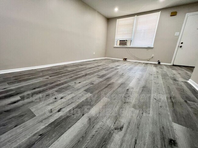 Foto del edificio - 108 N Sickels St