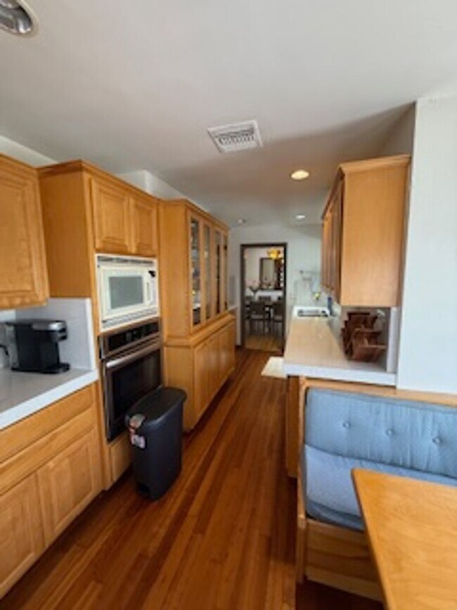 Foto del edificio - Beautiful Fully Furnished House in Belmont...