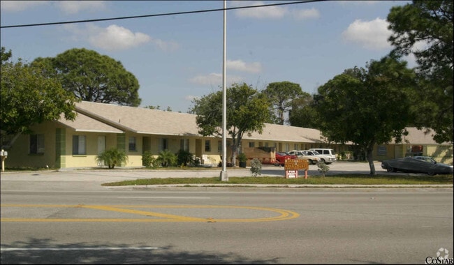 Building Photo - Bayshore Oaks