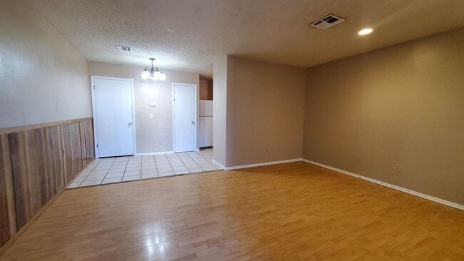 Building Photo - (2) Bed/(2) Bath SE Norman Avail NOW!