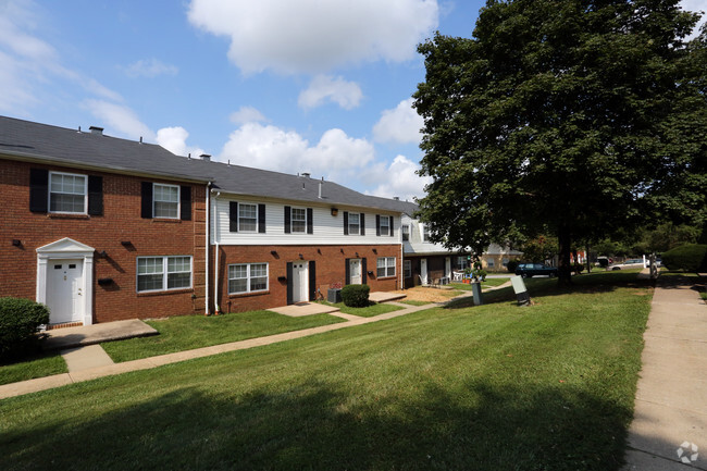 Chadwick Manor - Chadwick Manor Townhomes