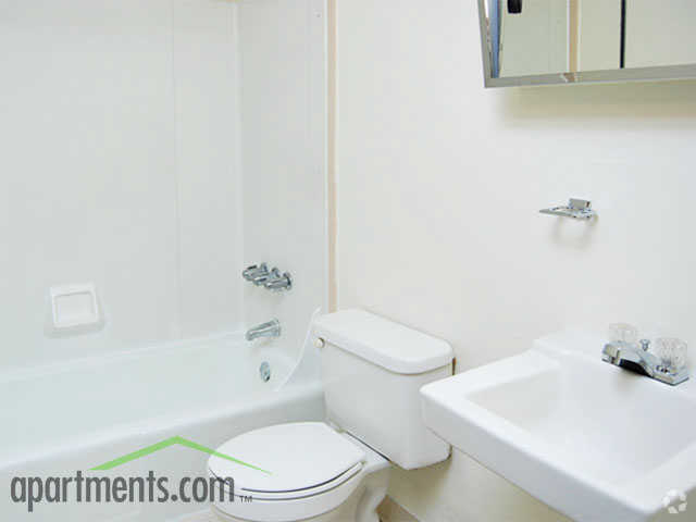 Primer baño - Ledgecrest Apartments