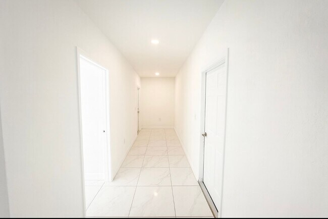 Foto del edificio - MUST SEE -2/2/1+OPEN DEN-DUPLEX IN GREENBR...