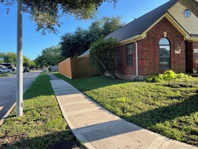 Foto del edificio - 1102 Camelot Ln