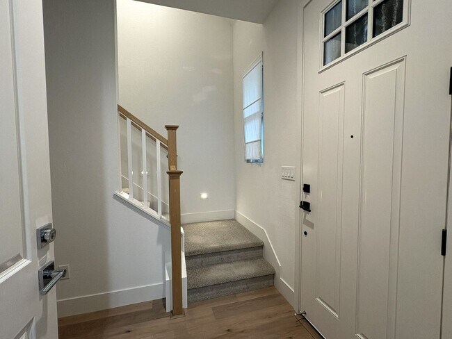 Foto del edificio - Modern 3BR/3BA Townhome in Prime Mountain View Location