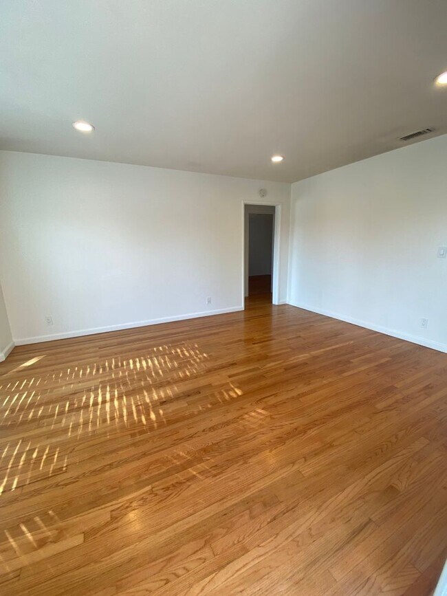 Foto del edificio - Perfect 2 Bedroom Lakewood House For Rent!