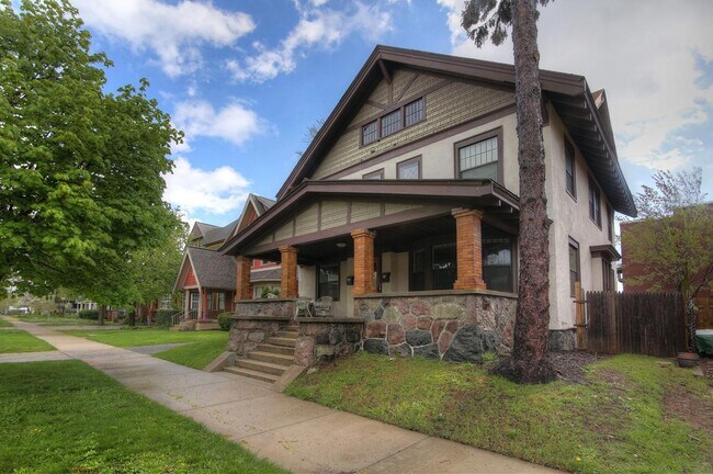 Foto del edificio - 360 Richard Terrace SE