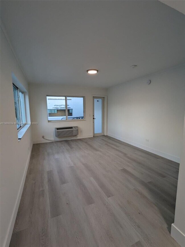 Building Photo - 220 Collins Ave