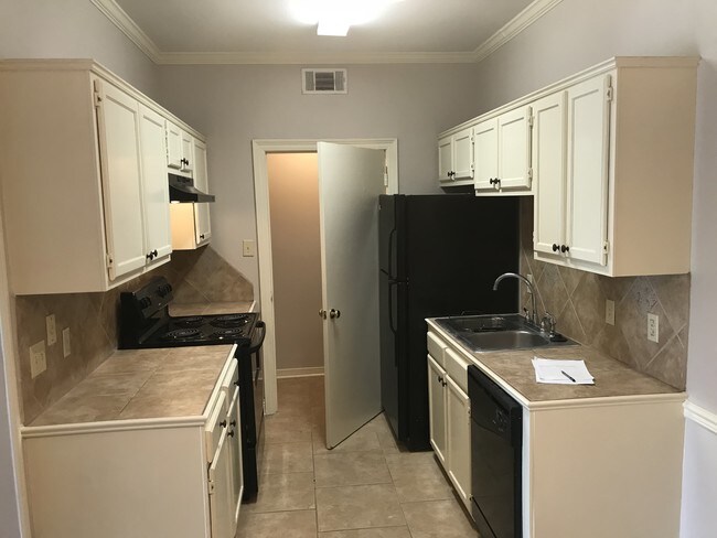 Kitchen - 15271 Jones Creek Village Ave