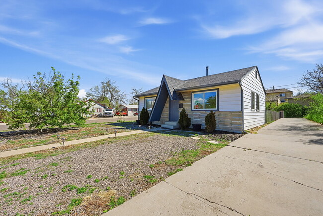 Photo - $2,245.95 -  2 bed, 1 bath located in Denver with a big backyard and In Unit Laundry! Apartment