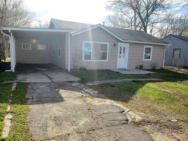 Building Photo - 4576 Cedardale Ave