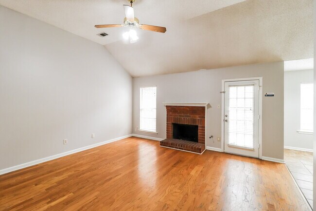 Foto del edificio - 9309 Garden Woods Cove
