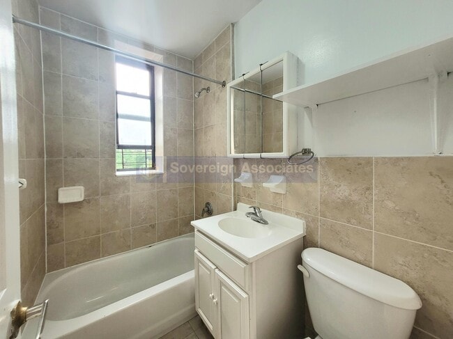 Building Photo - 585 W 204th St