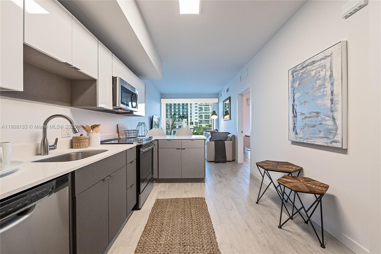 Foto principal - 321 NE 26th St