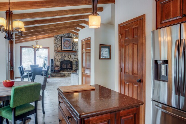 Foto del edificio - 842 Lakeshore Dr