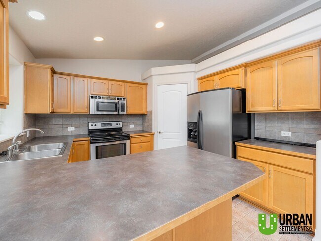 Foto del edificio - Modern 3-Bedroom Home with 3-Car Garage & A/C – Minutes to Downtown Spokane