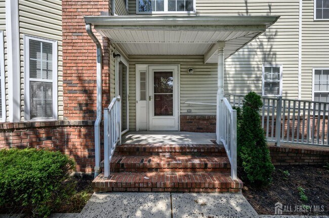 Building Photo - 303 Pinelli Dr