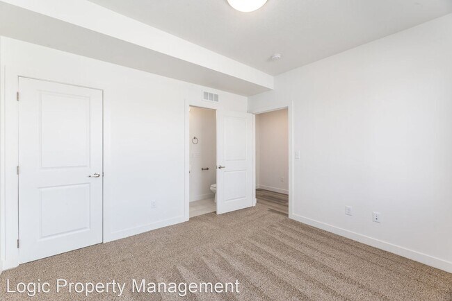 Building Photo - 4 br, 4 bath House - 3542 S. Blue Tee Lane