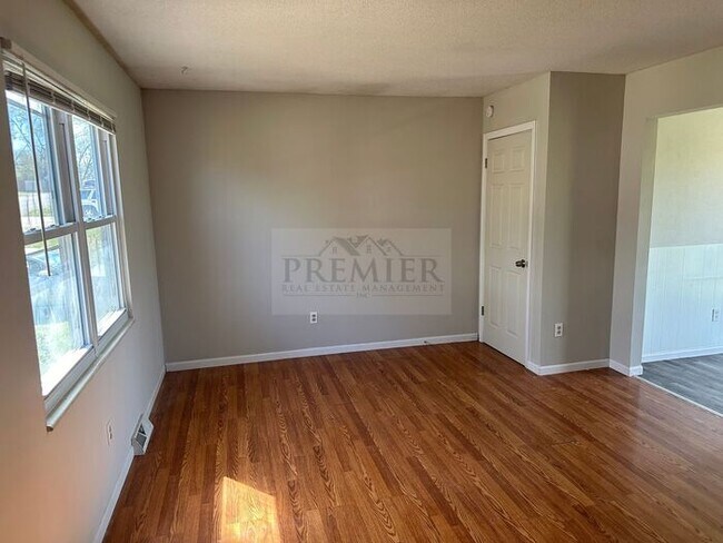 Building Photo - 3 bedroom / 1 bath house 7816 E 103rd Terr...
