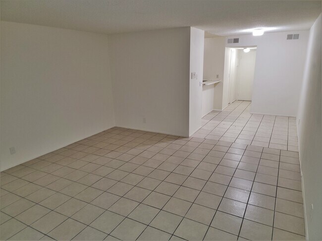 Building Photo - 505 W Berkeley Ct
