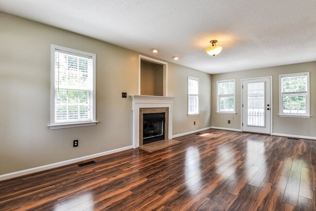 Building Photo - 120 Nightshade Ln