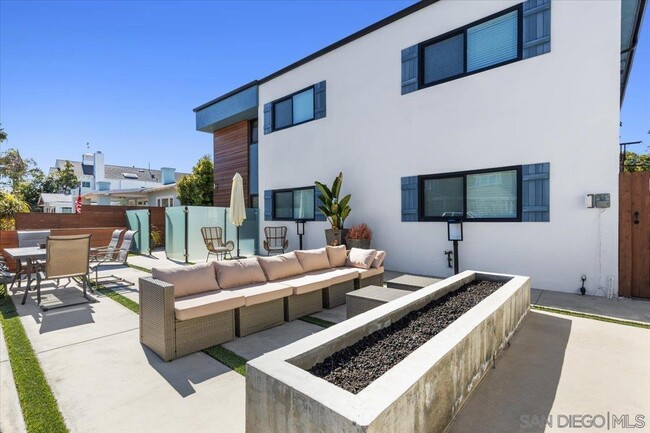 Building Photo - 810 G Ave