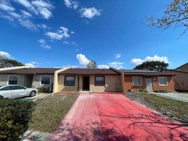 Building Photo - Stylish & Modern Living in the Heart of Or...