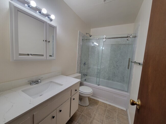Building Photo - 1402 Drake Dr
