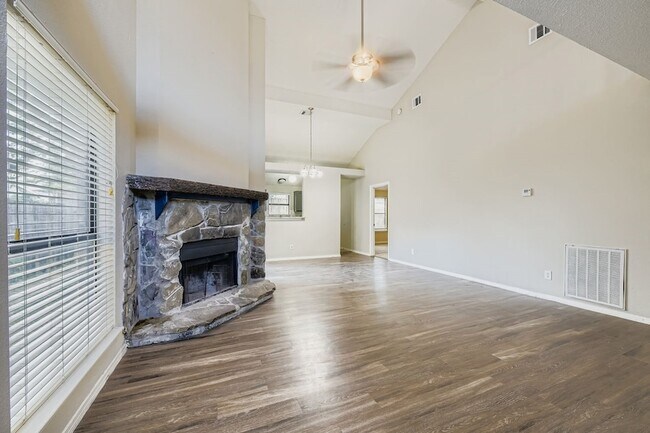 Foto del edificio - 1322 Jasmine Dr