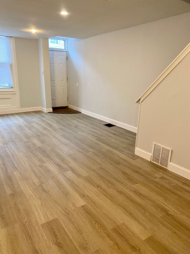 Building Photo - Recently Renovated 2-Bedroom Townhouse in ...