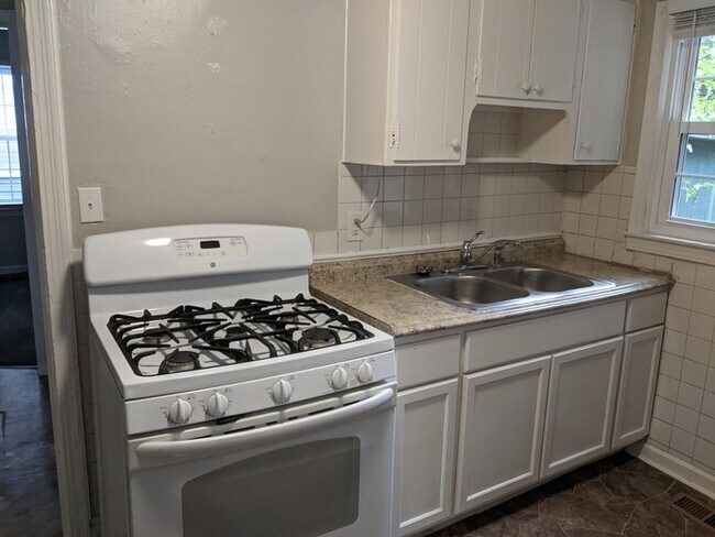 Building Photo - 2Bed 1Bath near Shively