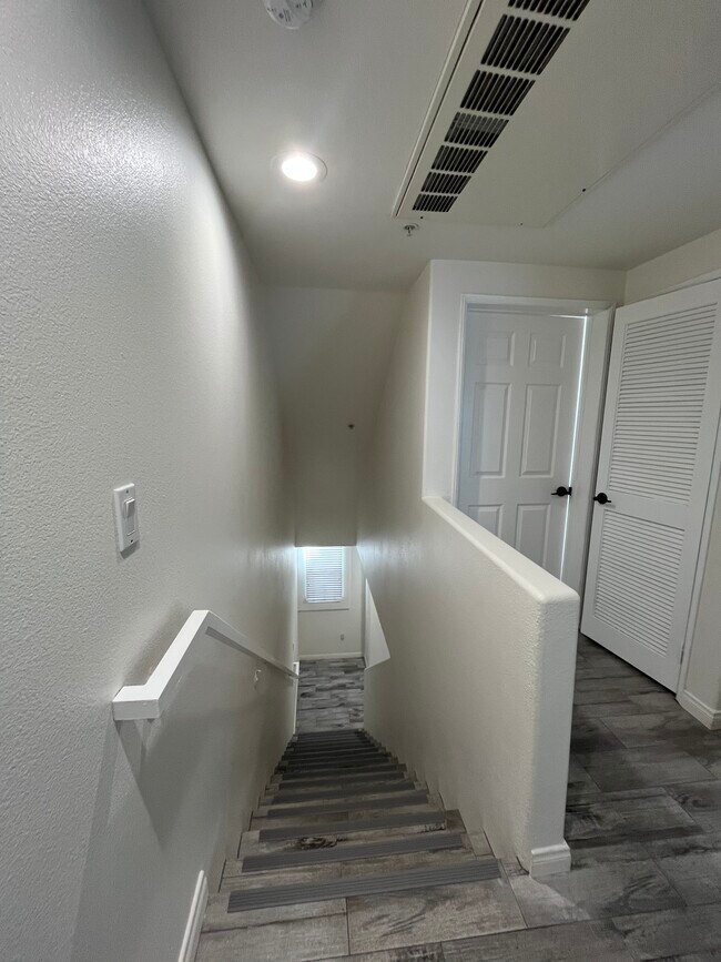 Building Photo - 5260 Premiere Hls Dr