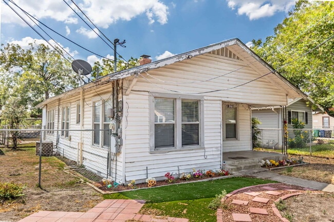 Building Photo - 226 W Harding Blvd