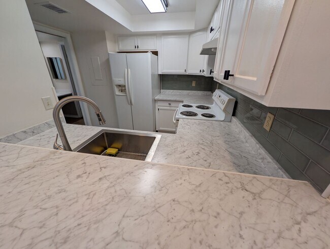 Building Photo - Ground Floor UPDATED 1/1 Washer Dryer Hookups