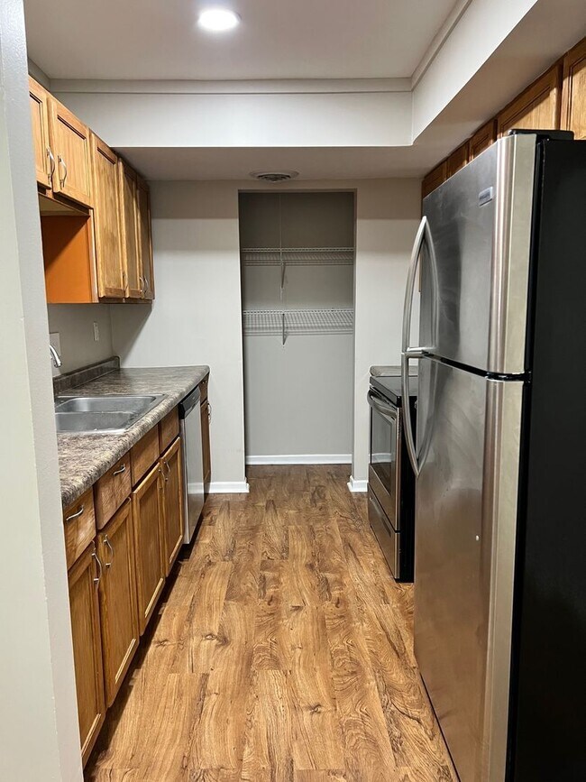 Building Photo - Charming 2-Bedroom 2 bathroom Apartment in the Heart of Chesterton!