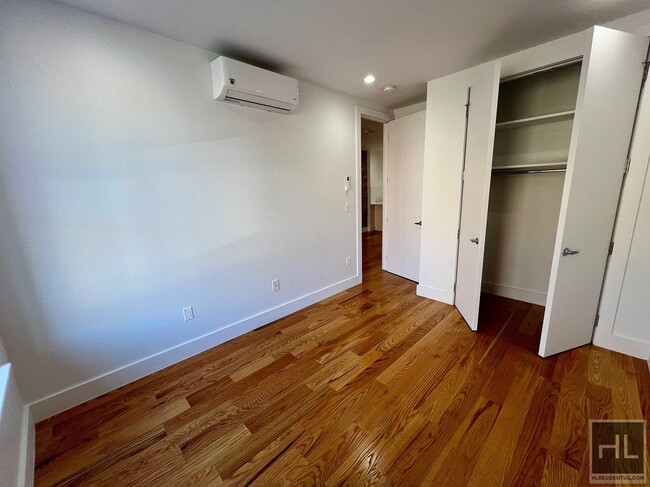 Building Photo - 3BR 2BA Sunny Renovated Floor-Thru In-Unit...