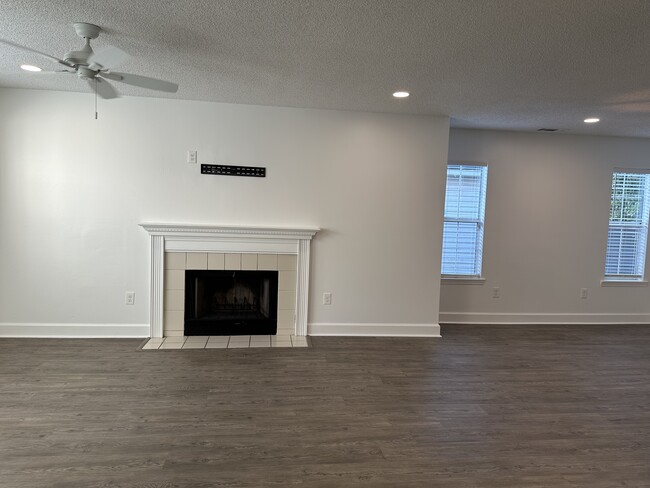 Building Photo - 8 Saint Ives Dr