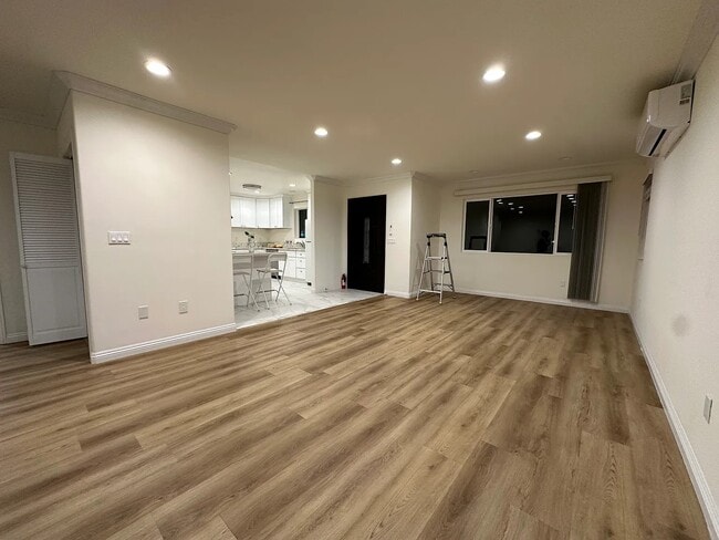 Building Photo - 15634 N Hudson Ave