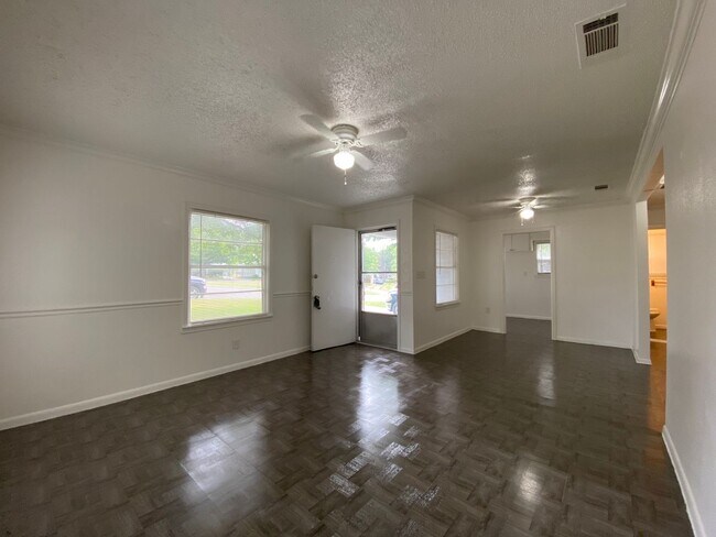 Building Photo - AVAILABLE NOW 2 Bedroom 1 Bath Home in Riv...