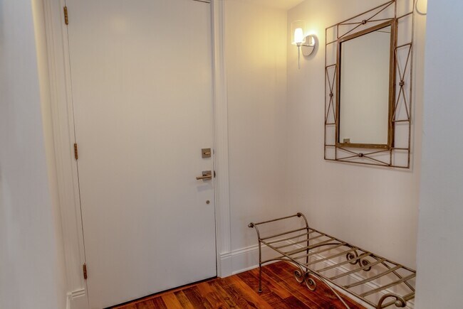 Foto del edificio - 600 W Russell St