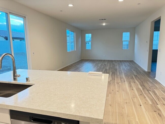 Foto del edificio - Newly built 5 + 3 With Solar! $3800