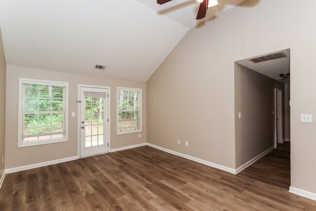 Foto del edificio - 4925 Brookwood Pl