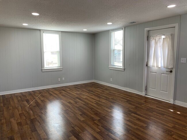 Large Living Room - 401 Arizona St SW