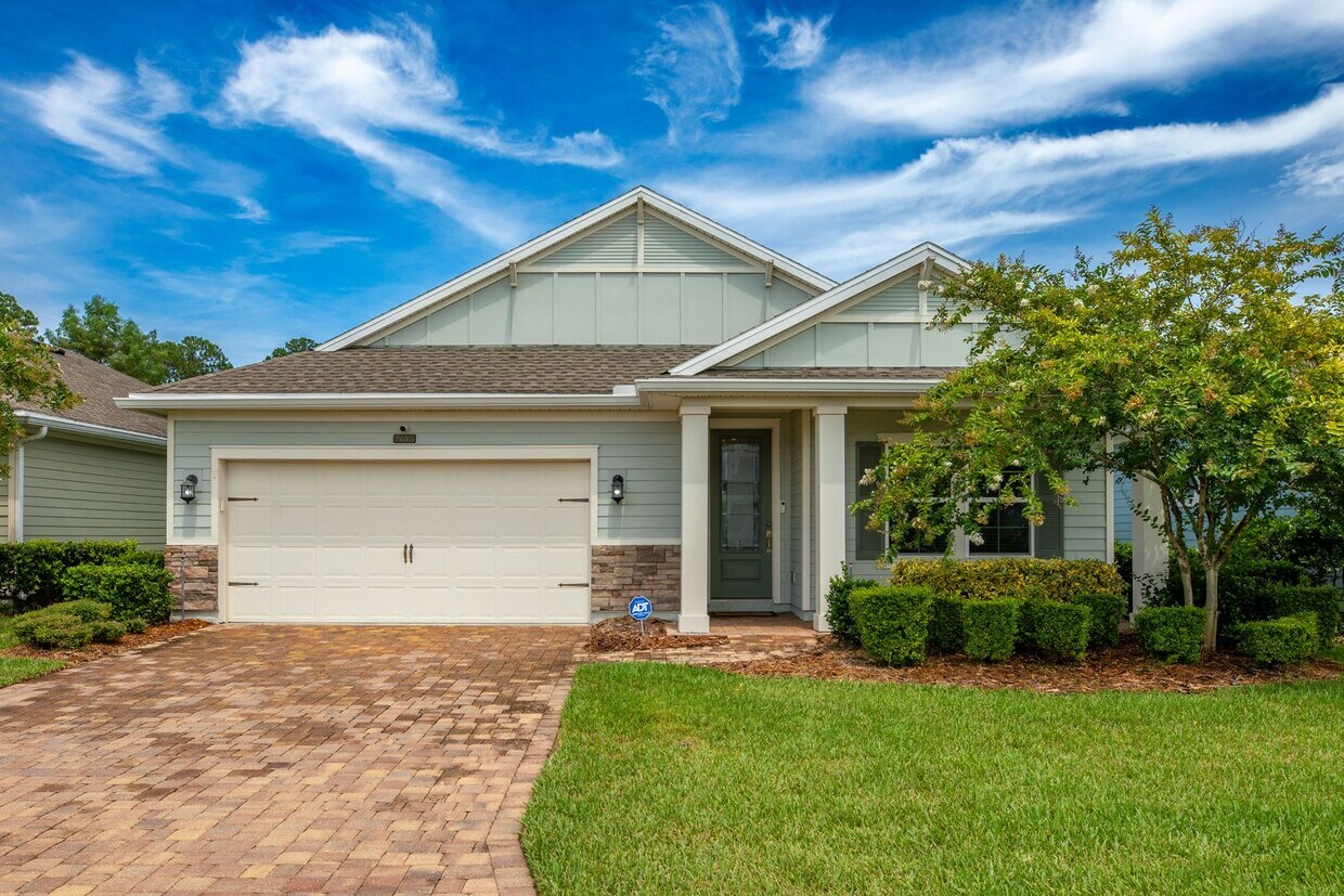 Foto principal - Stunning Home in Desirable Neighborhood