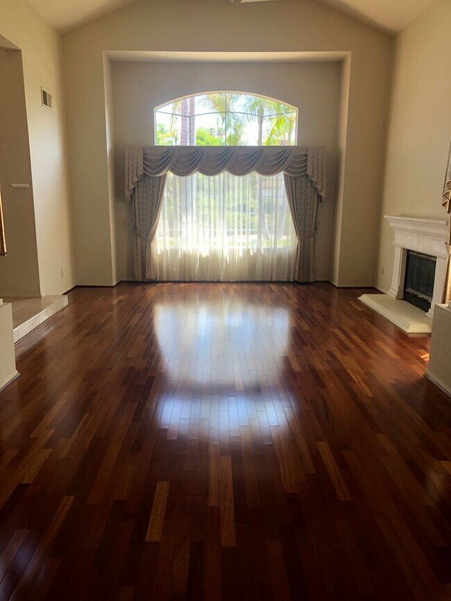 Building Photo - Unbelievable Eastlake Home