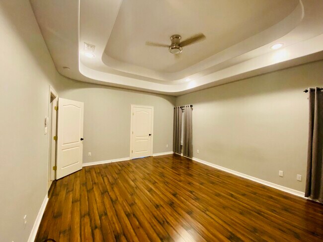 Building Photo - 2609 Notre Dame Ave