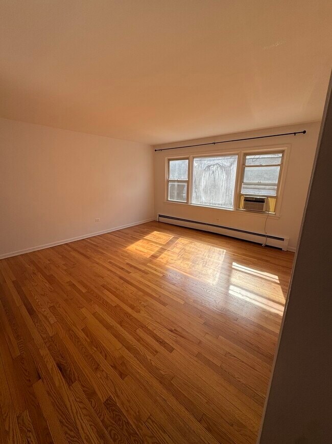Foto del edificio - 5927 W Addison St